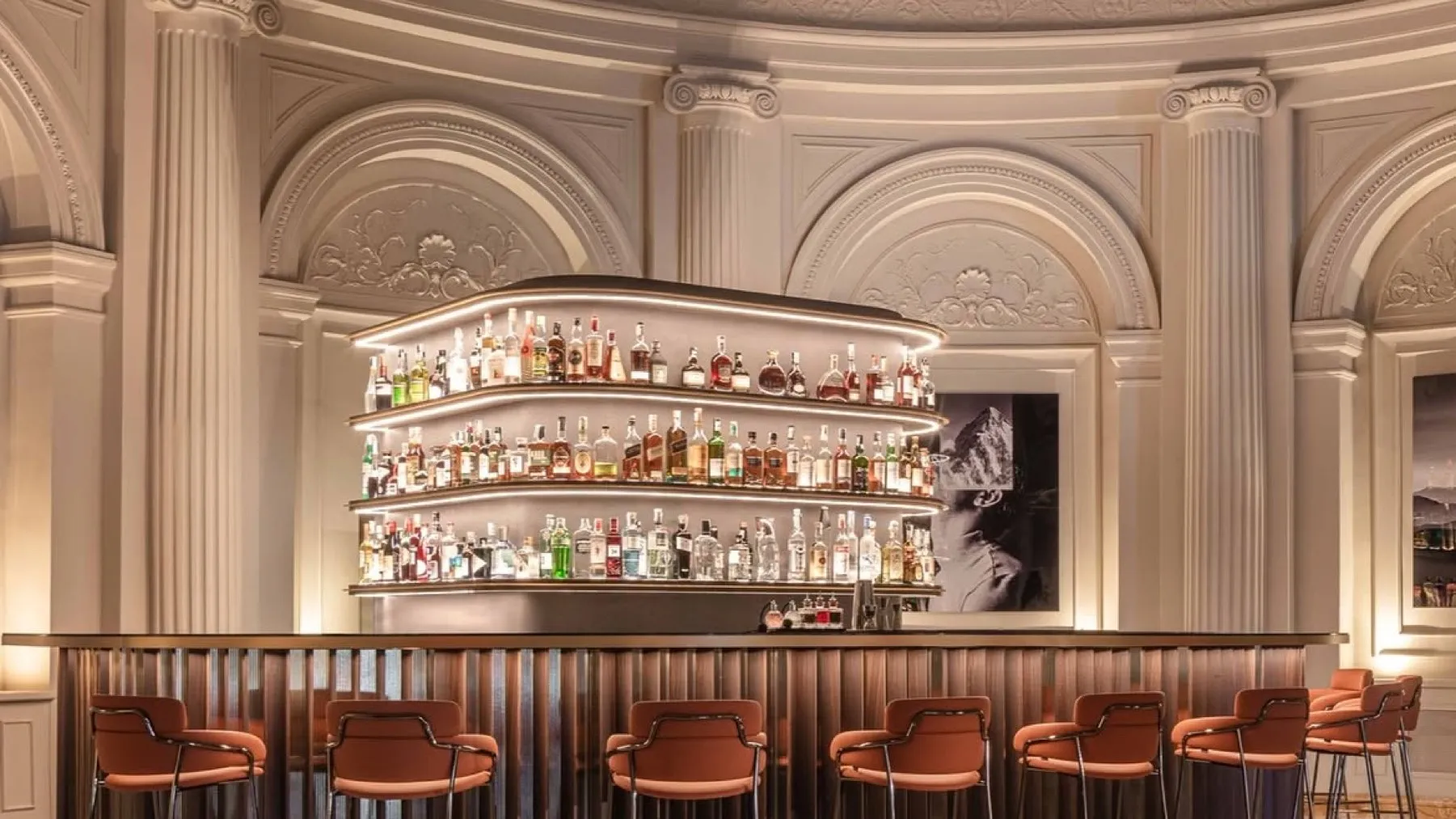 Akwa Bar under the neoclassical rotunda of Palazzo Naiadi